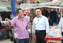 구본영 천안시장 전통시장서 장보세요