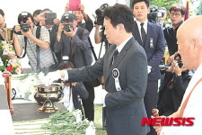 故 조남혁 경기도의원 영결식… 분향하는 남경필 지사