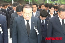 故 조남혁 경기도의원 영결식… 묵념하는 문희상 의원