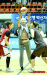 시투하는 박신자 여사