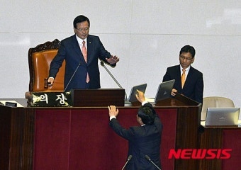 정회하는 정의화 국회의장에게 항의하는 이종걸