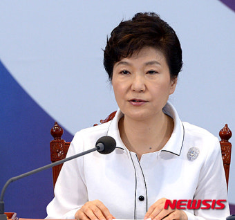 박근혜 대통령, 영상 국무회의 주재