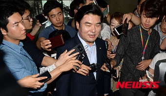 답변하는 원유철 원내대표 후보