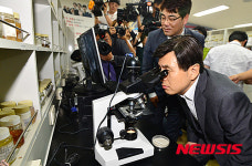 황교안 총리, 화장품 제조업체 파이온텍 방문
