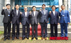 황교안 총리, 화장품 제조업체 파이온텍 방문