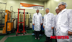 화장품 생산 라인 둘러보는 황교안 총리