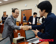 악수하는 윤성규-김영주