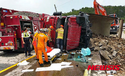 태백 함백산 선수촌 입구서 덤프트럭 전복사고