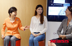 환한 웃음지으며 이야기하는 박 대통령