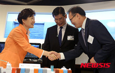 인사 나누는 박 대통령과 신현수 현대중공업 중앙기술원장