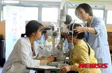 무료 안(眼)검진 받는 어르신들