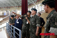 연무관 영상을 확인하는 김종배 육군교육사령관
