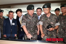 과거 훈련소 영상을 감상하는 김종배 육군교육사령관