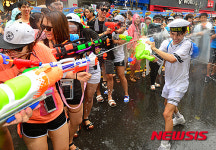 해군 코스프레 청년 물총들고 돌격