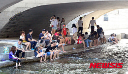 청계천 모전교 아래에서