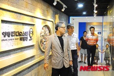 영월라디오스타박물관 찾은 유인촌 전 문체부장