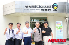 영월라디오스타박물관 찾은 유인촌 전 문체부장