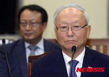 굳은표정의 이병호 국정원장