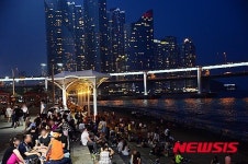 밤에도 더위 식히는 시민들