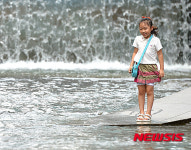 청계천 폭포 앞의 어린이