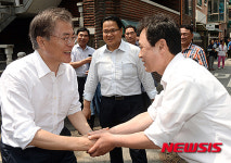 악수하는 문재인 대표-박겸수 강북구청장