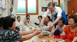 삼계탕 나르는 문재인 대표