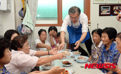 삼계탕 배식하는 문재인 대표
