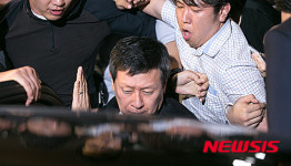 신동아방송주 | 취재진 피해 황급히 차량 탑승하는 신동주 전 부