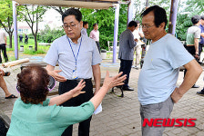 철거되는 금화 시범아파트 원주민 항의