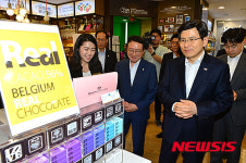 명동관광정보센터 방문하는 황 총리