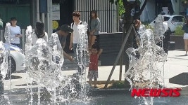 분수 보며 더위 식히는 대구시민들