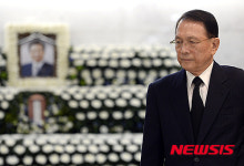 조문하는 김기춘 전 대통령비서실