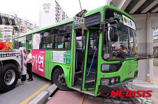 견인되는 1224번 버스