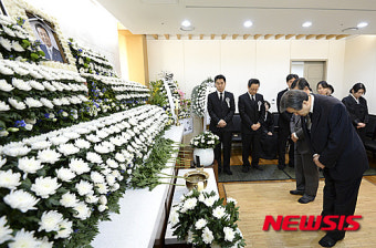 故 박상천 전 민주당 대표 빈소 찾은 김무성 대표