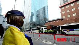 전직 구의원, 일본대사관에 인분 투척