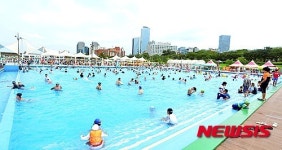 도심 속 야외 수영장
