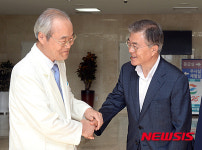악수하는 문재인 대표-오수정 대청병원장