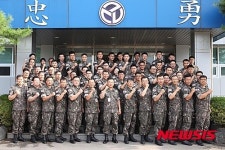 [뉴시스 앵글]육군 37사단 장병 어깨에 단 태극기