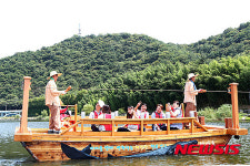 태화강 나룻배 시승하는 울산남구 기자단