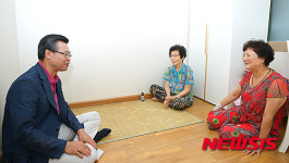 용산 실버홈 입주한 어르신들과 인사하는 성장현 구청장
