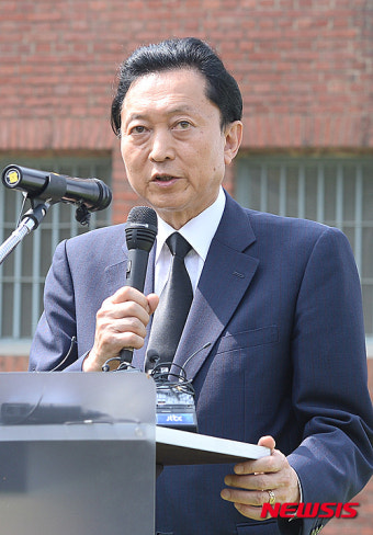 취재진 질문에 답하는 하토야마 유키오