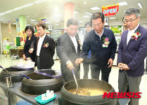 농협하나로클럽 용인점 둘러보는 내빈들