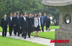 백범김구선생 묘역 방문한 김무성 대표