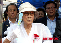 원주 평화의 소녀상 제막식에 참석한 김복동 할머니