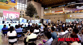 뮤지컬 공연장이된 공항