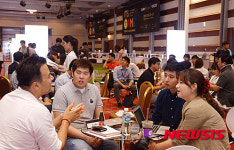 비즈니스 미팅 갖는, 게임 관련 기업체들