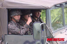 연천 중면사무소 앞을 지나는, 군인들