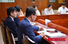 자료 살펴보는 우신고등학교 관계자