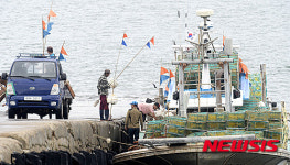 통발 가득 싣고 조업 나서는 어민