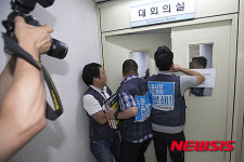 저지당하는 조합원들